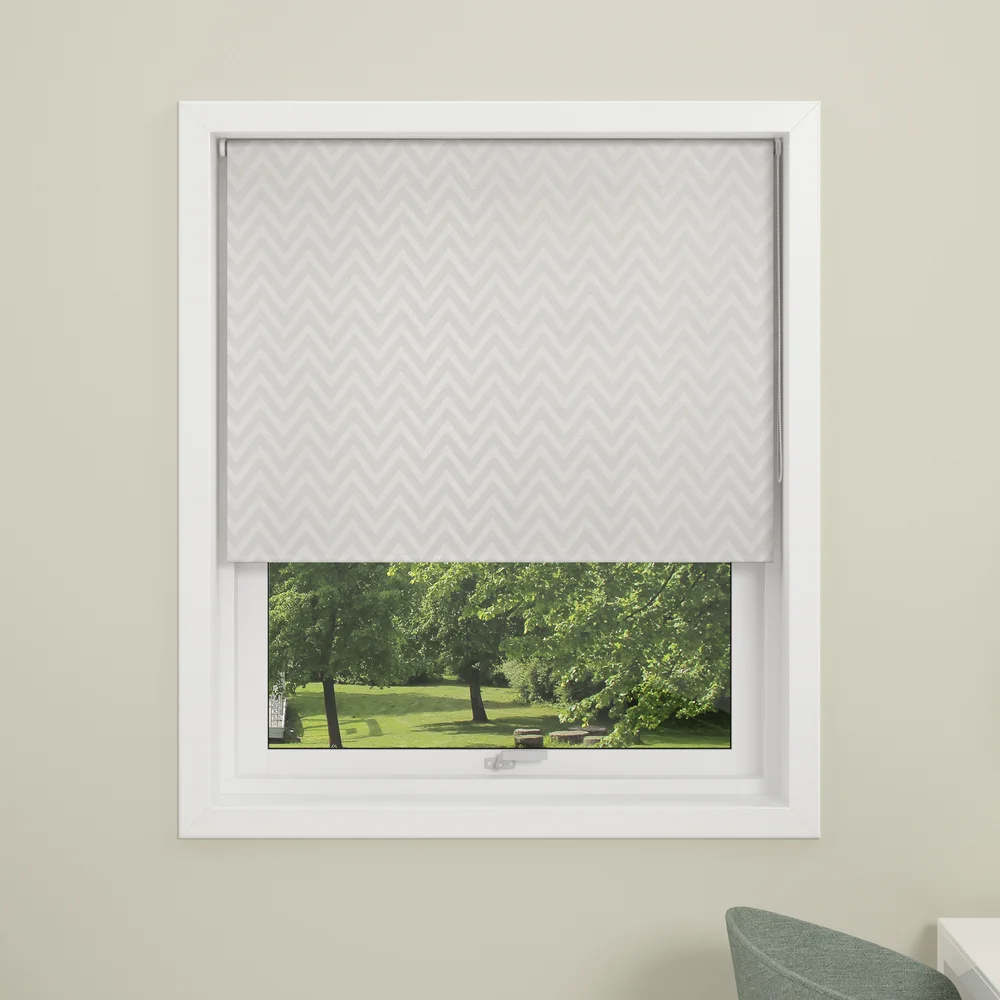DEBEL RULLEGARDIN ZIG ZAG LYSTETT HVIT 120X175 v:1682566 DEBEL RULLEGARDIN ZIG ZAG LYSTETT HVIT 120X175 v:1682566