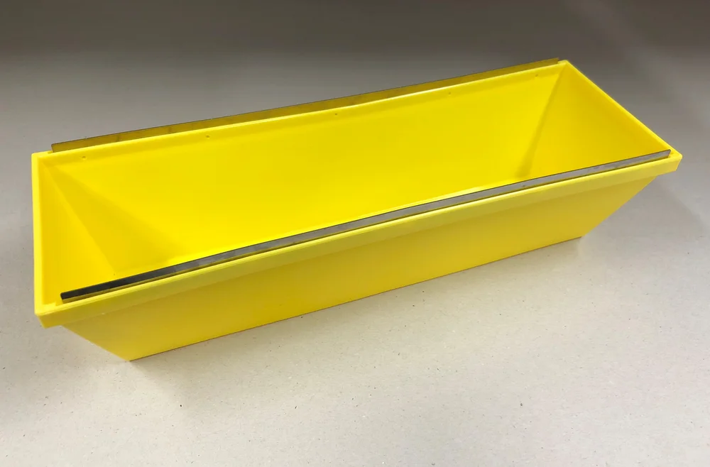 SPARKELKASSE PLAST MED METALLKANT v:4618385