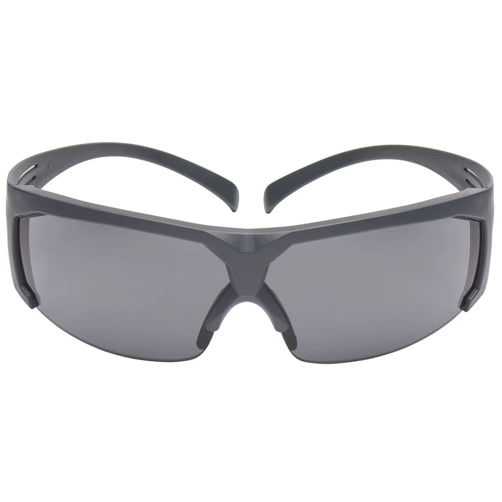 Beskyttelsesbriller SecureFit 600, grå linse med ripebestandig anti-tåke-belegg, grå bøyle, SF602SGAF-EU. v:9467418 Beskyttelsesbriller SecureFit 600, grå linse med ripebestandig anti-tåke-belegg, grå bøyle, SF602SGAF-EU. v:9467418